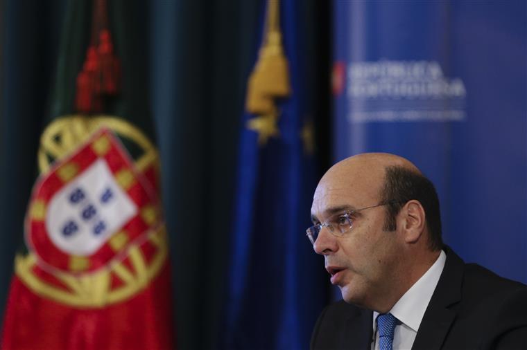 Portugueses “não respeitaram restrições” nas festividades, diz Siza Vieira ao NYT