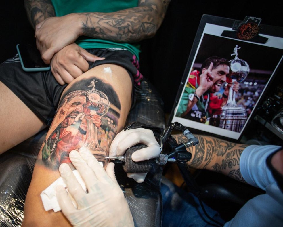 Adepto do Palmeiras fez tatuagem com a cara de Abel Ferreira