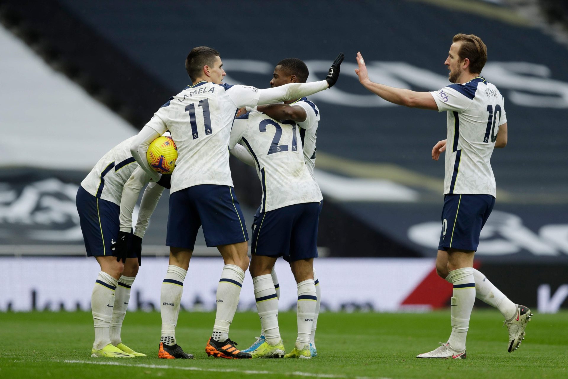Tottenham regressa às vitórias frente a West Brom (2-0)