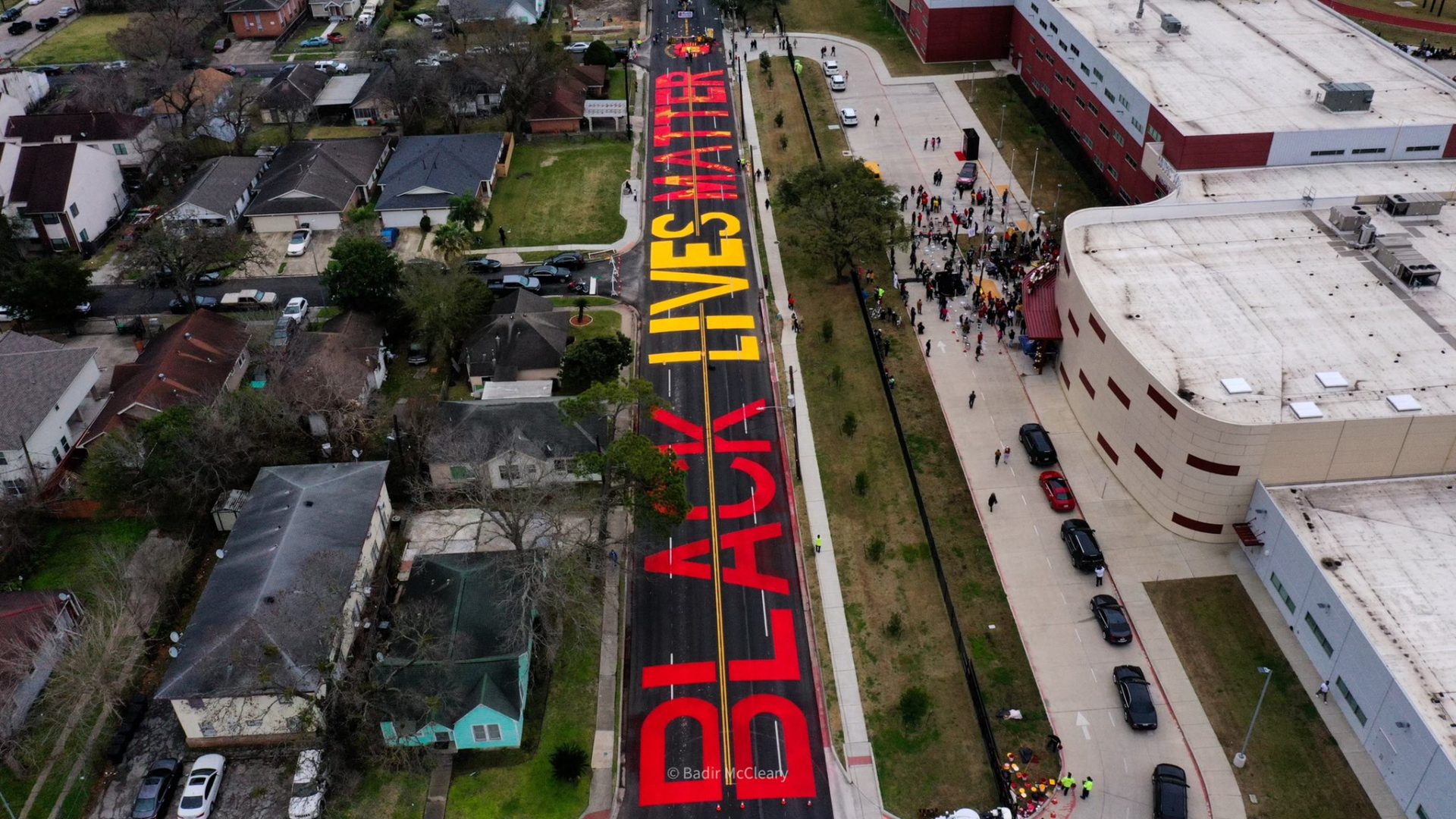 Houston celebra vida de George Floyd com mural pintado na estrada