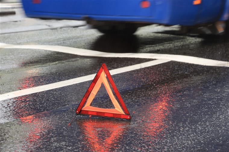 Colisão entre autocarro da Carris e automóvel faz um ferido em Lisboa