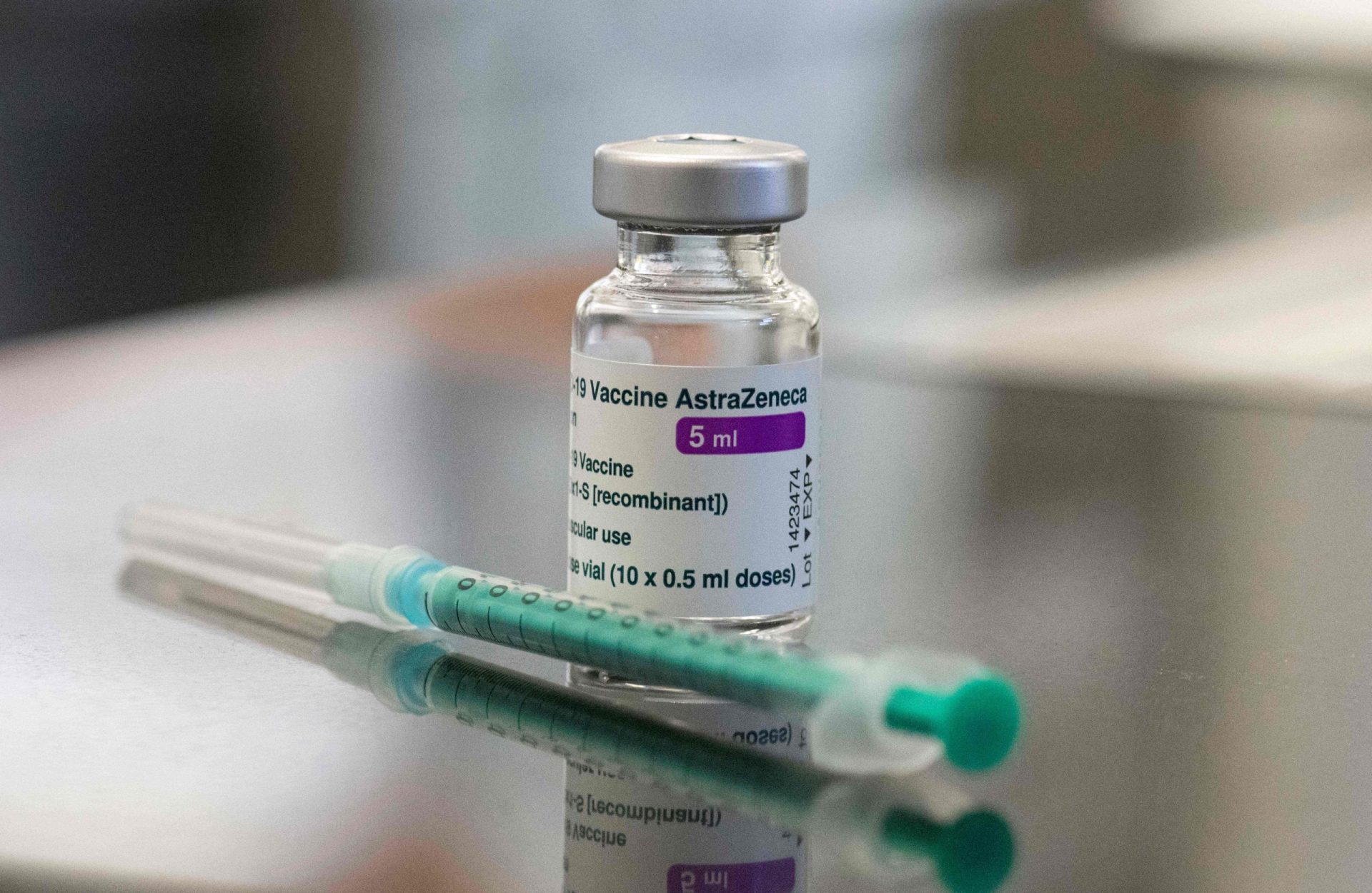 Mais três países suspendem vacinação com fármaco da AstraZeneca. Já são nove na Europa