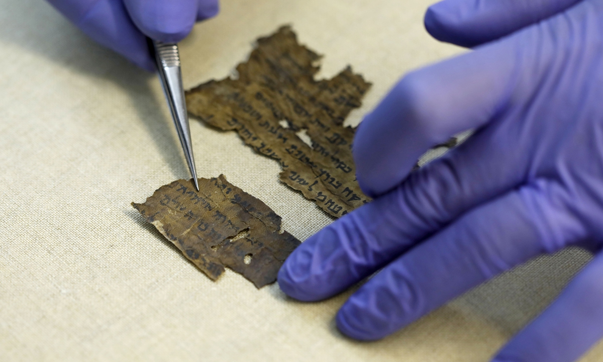 Descobertos fragmentos de texto bíblico com 1900 anos