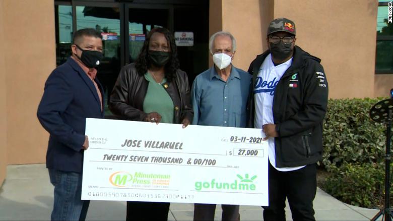 Grupo de ex-alunos entrega cheque de 27 mil dólares para ajudar professor que vivia num carro