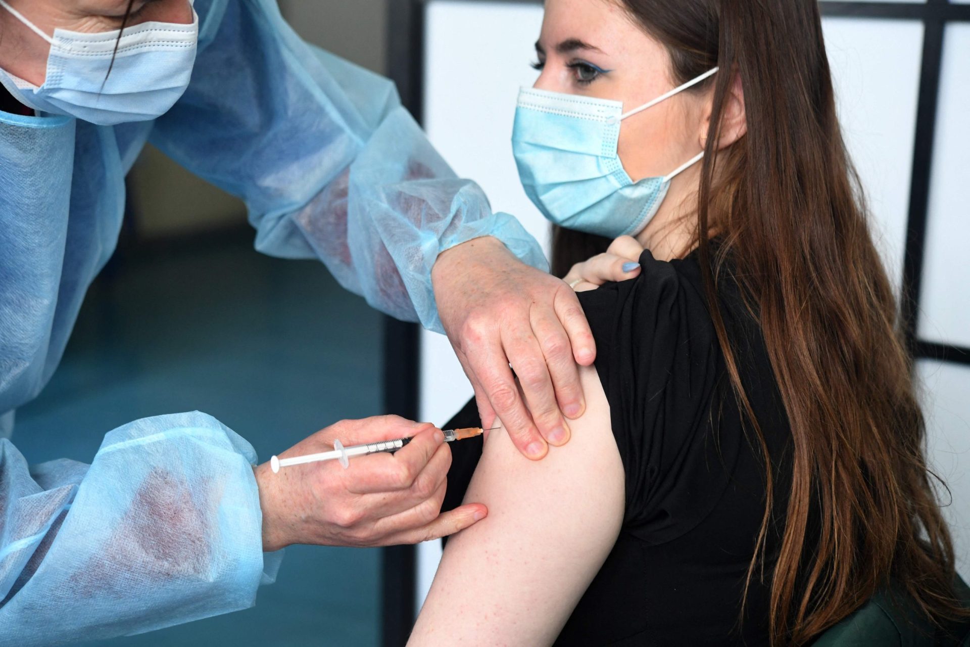Cinco países de UE vão retomar administração da vacina AstraZeneca já esta sexta-feira