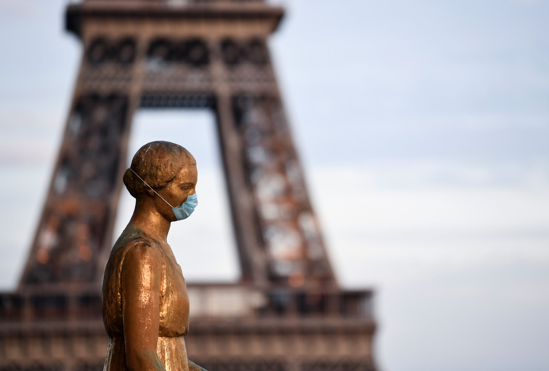 Paris e mais 15 regiões francesas vão entrar em confinamento total esta sexta-feira