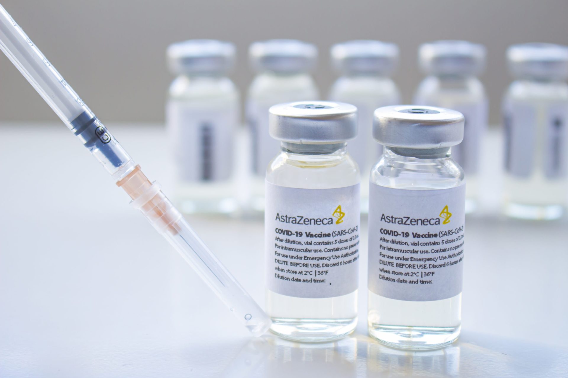 França passa a administrar vacina da AstraZeneca apenas em pessoas com mais de 55 anos