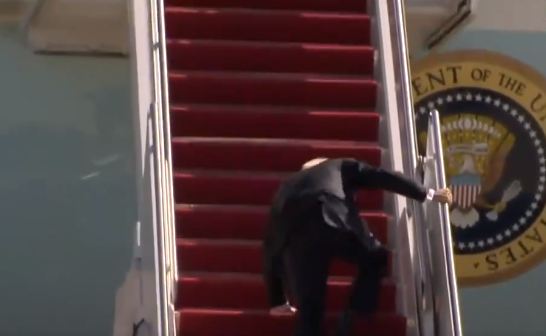 Joe Biden tropeça e cai três vezes ao subir escadas do avião Air Force One | Vídeo