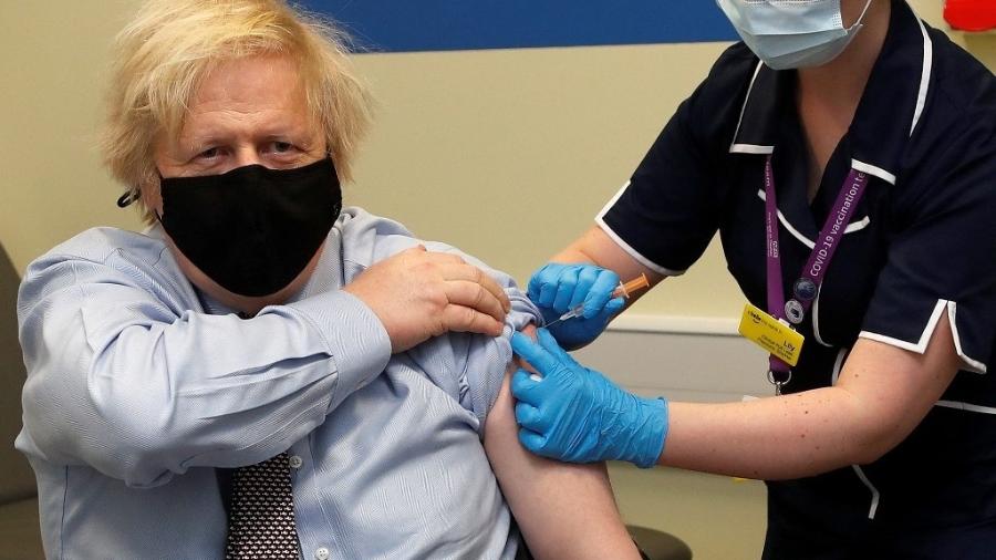Boris Johnson já recebeu a primeira dose da vacina da AstraZeneca