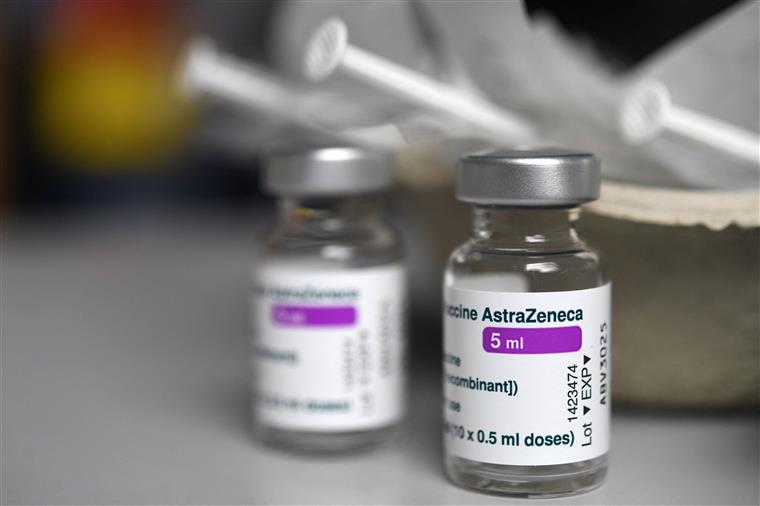 Infarmed e EMA atualizam recomendações sobre vacinação com AstraZeneca. Eis os cuidados a ter