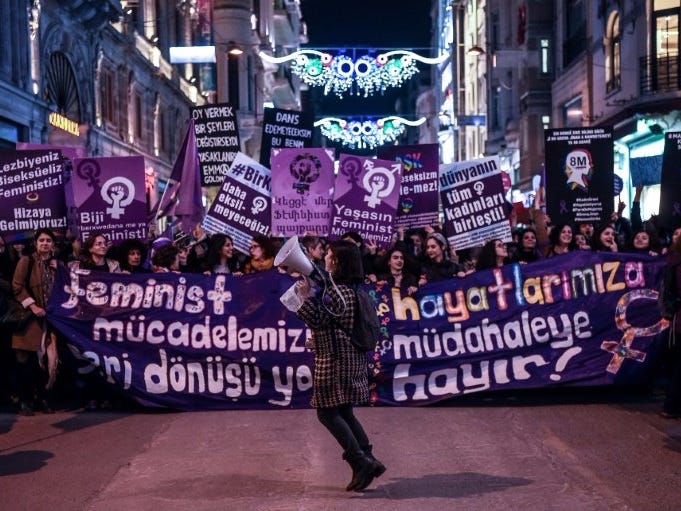 Turquia abandona tratado europeu que prevenia violência contra as mulheres