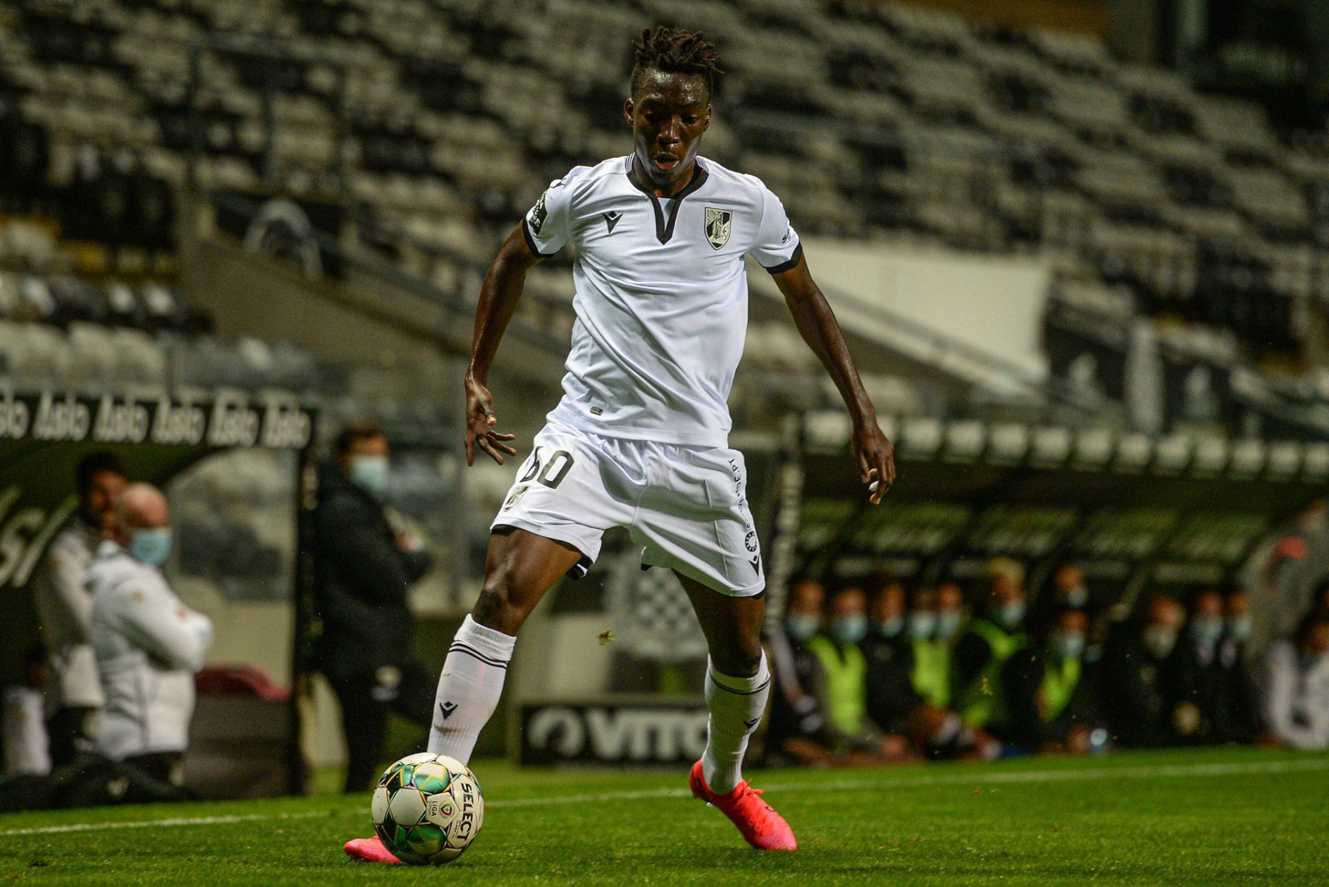Jogador do Vitória de Guimarães testa positivo ao SARS-CoV-2 pela segunda vez