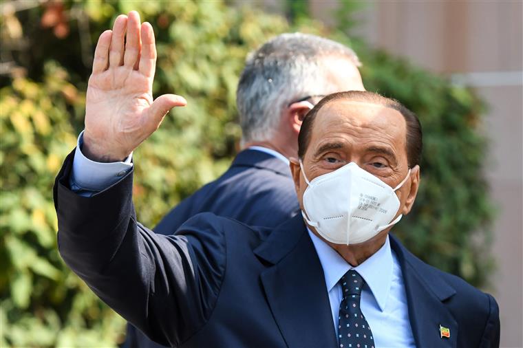 Silvio Berlusconi está hospitalizado desde segunda-feira