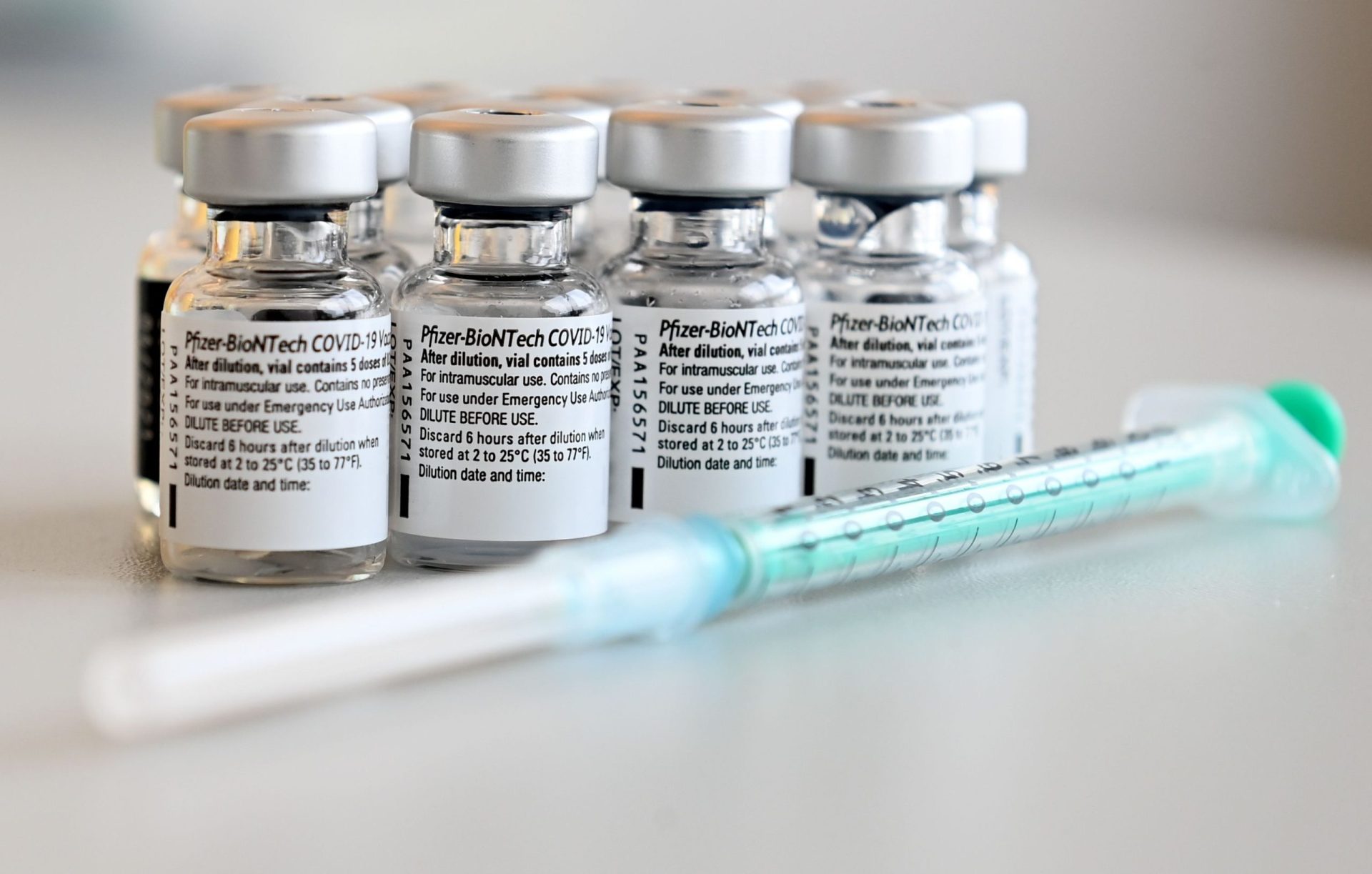Cuidado com venda online de vacinas contra a covid-19, alerta Interpol