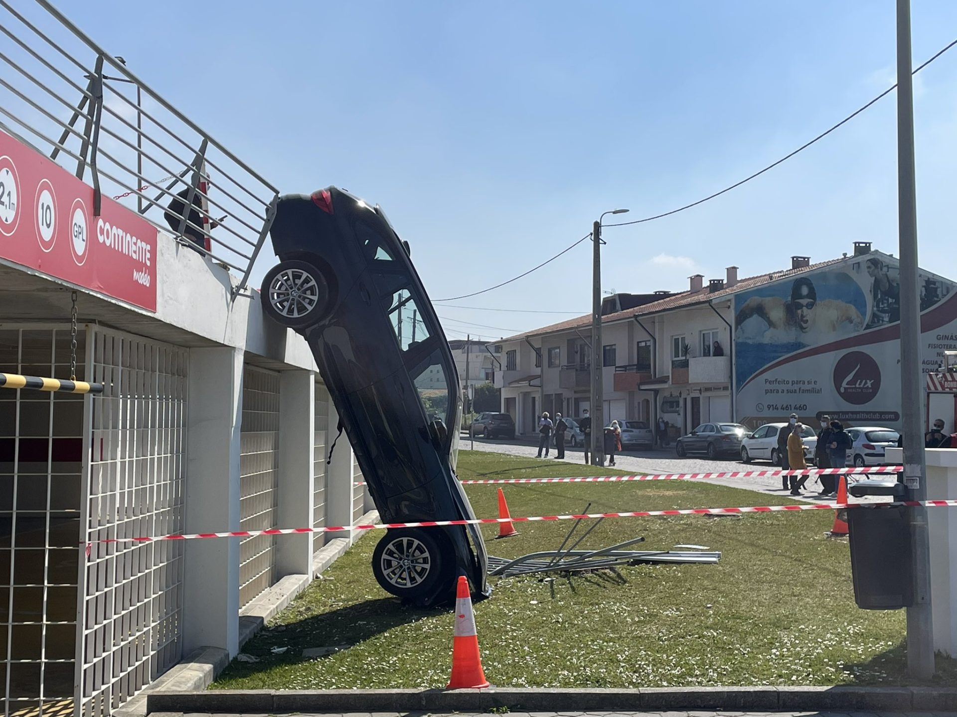 Mulher grávida perde controlo do carro e cai de parque de estacionamento em Vila Nova de Gaia