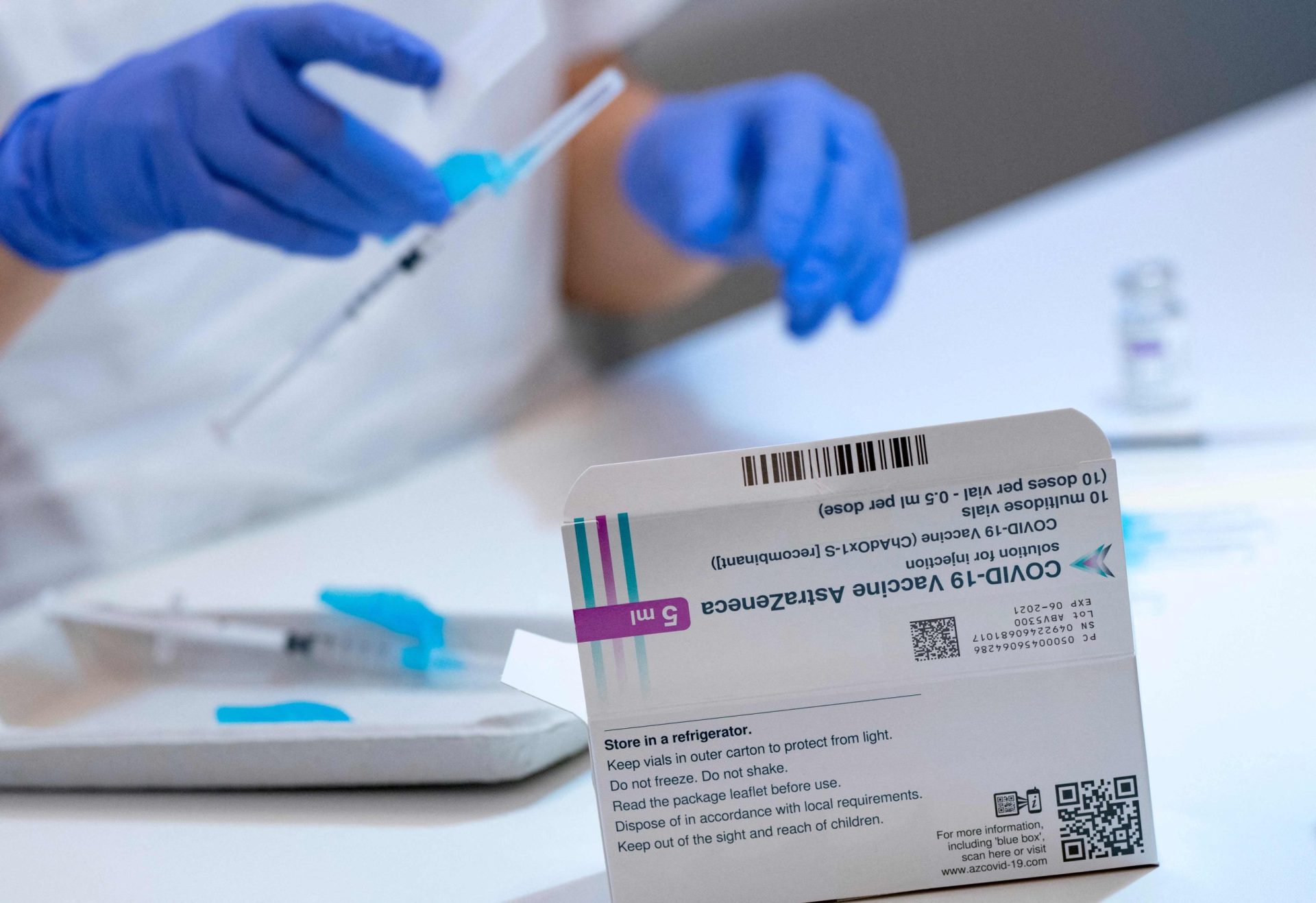EMA reitera que vacina da AstraZeneca é segura, mas analisa casos de coagulação