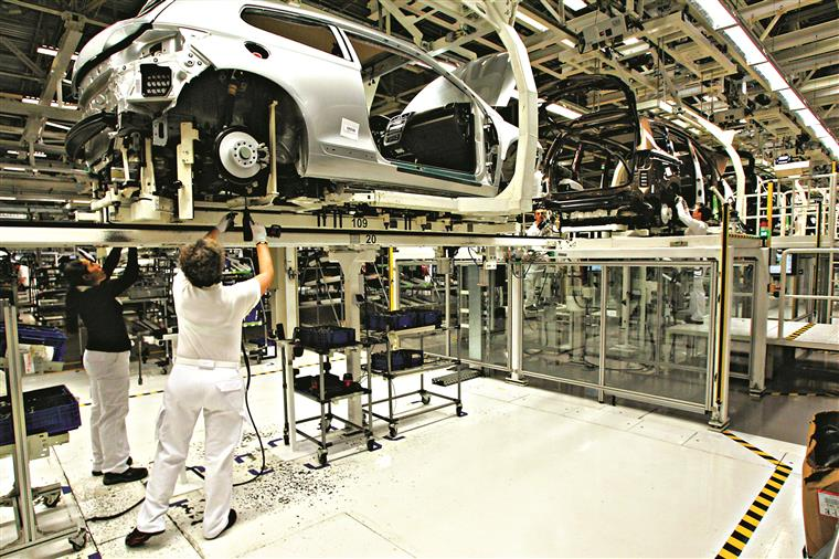 Produção de automóveis cai globalmente 16% em 2020