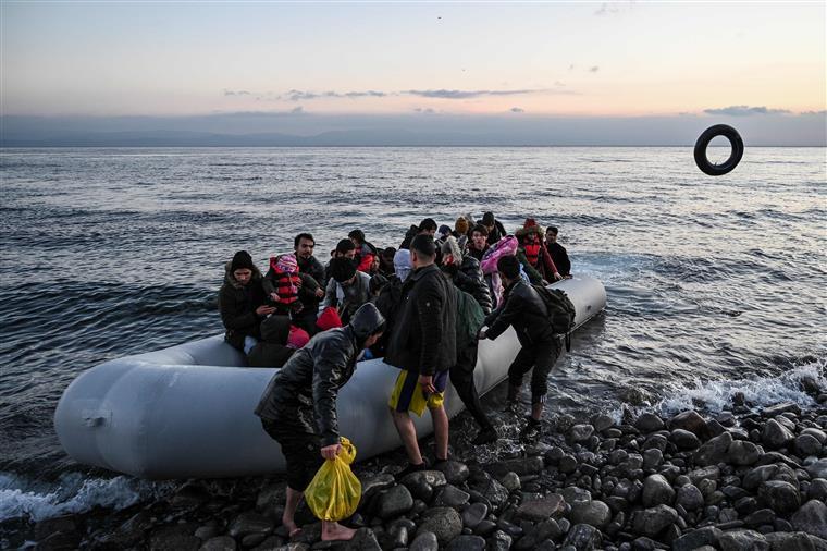 Pelo menos 2.300 migrantes morreram ou desapareceram no mar a tentar chegar à Europa em 2020