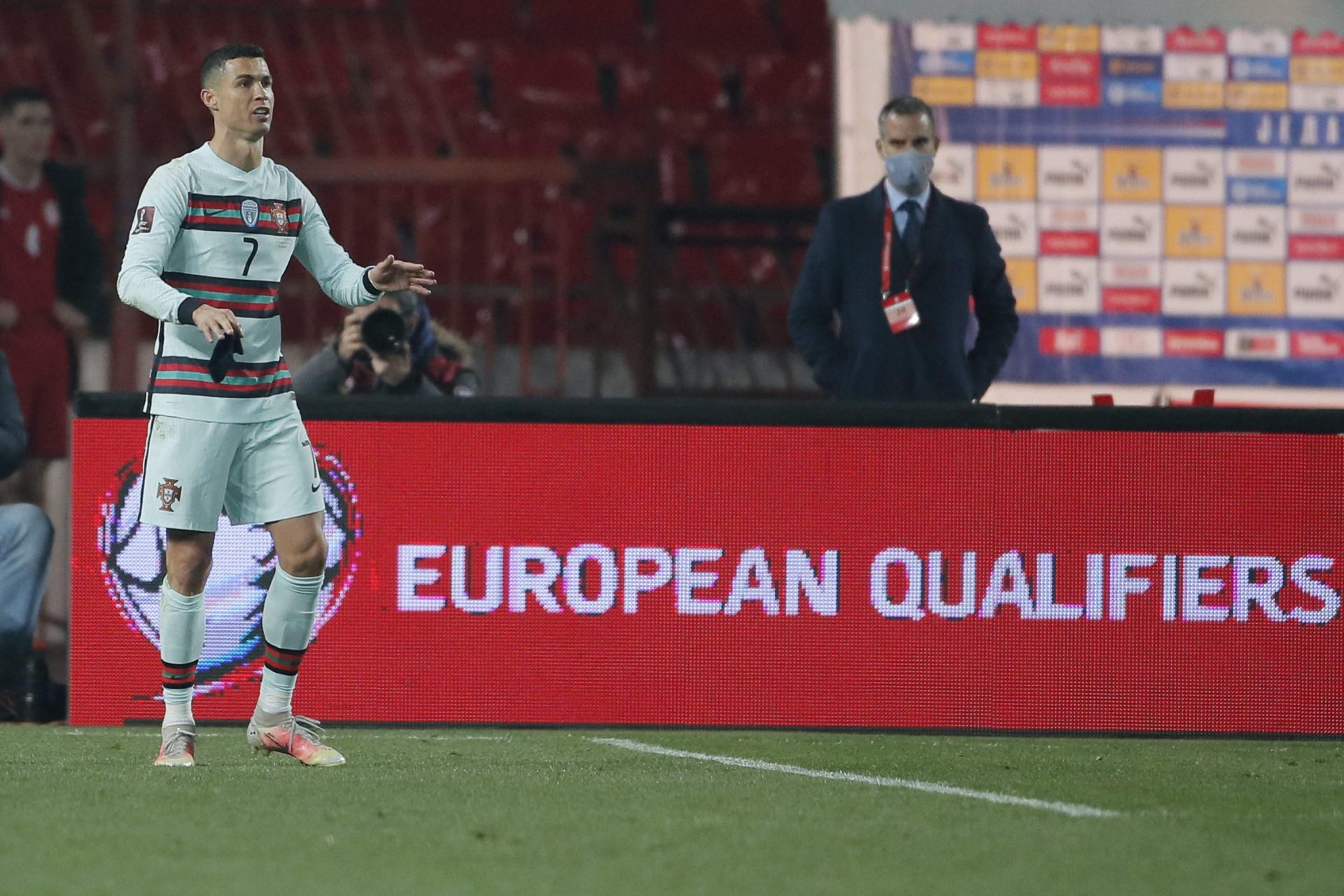 O polémico lance que levou Ronaldo a abandonar o campo no final do encontro com a Sérvia | Vídeo