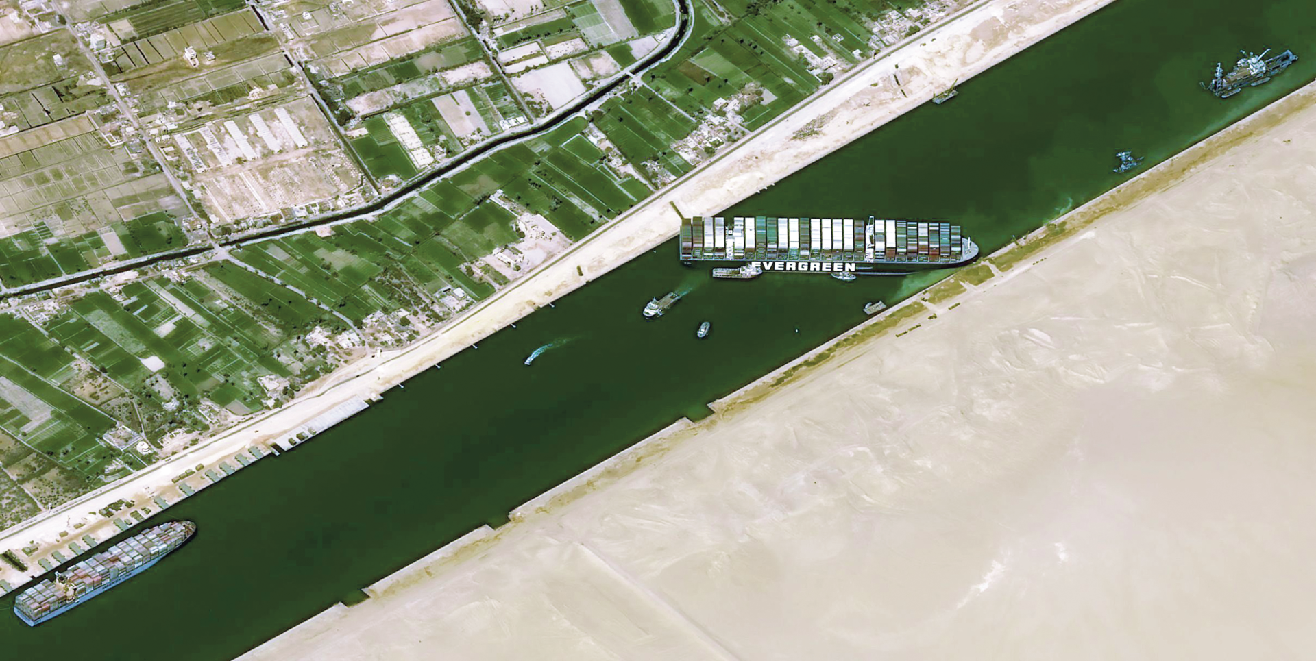 Suez parado à espera da maré