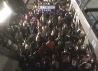 Avaria mecânica no metro cria sobrelotação de pessoas na estação de Madeleine em França