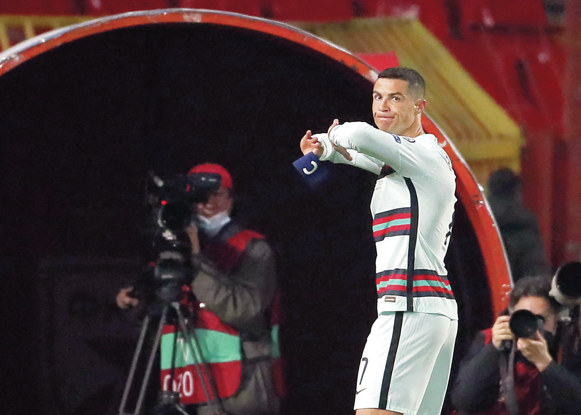 Braçadeira que Ronaldo atirou ao chão vai ser leiloada para ajudar bebé doente