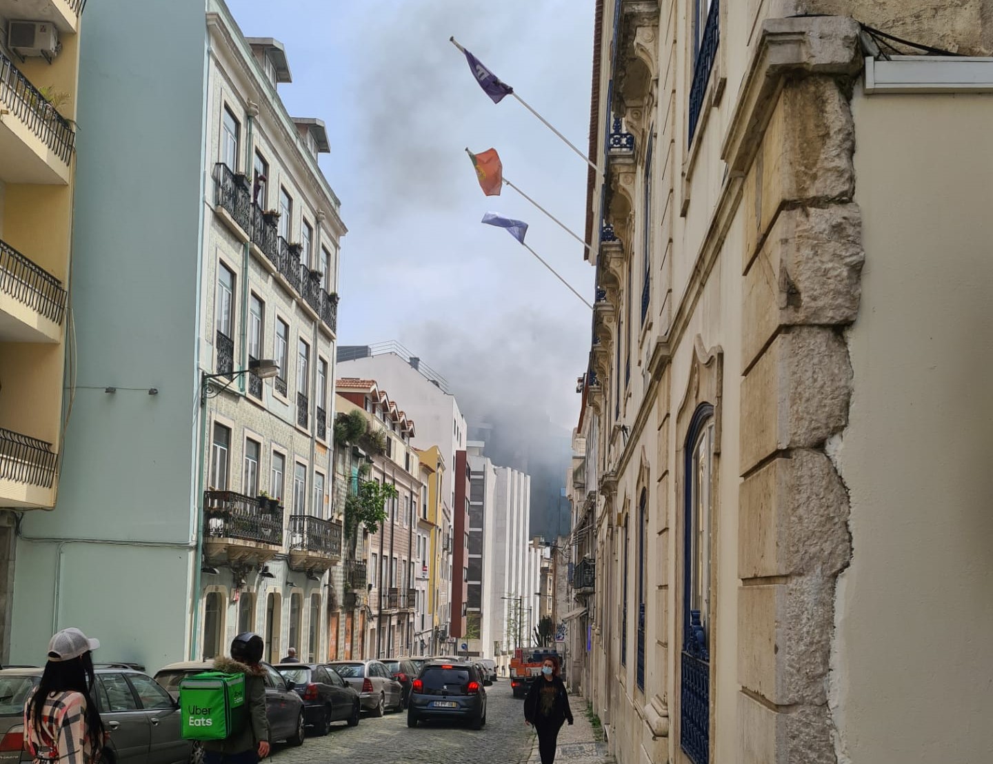 Incêndio atinge anexo de restaurante perto da avenida Fontes Pereira de Melo