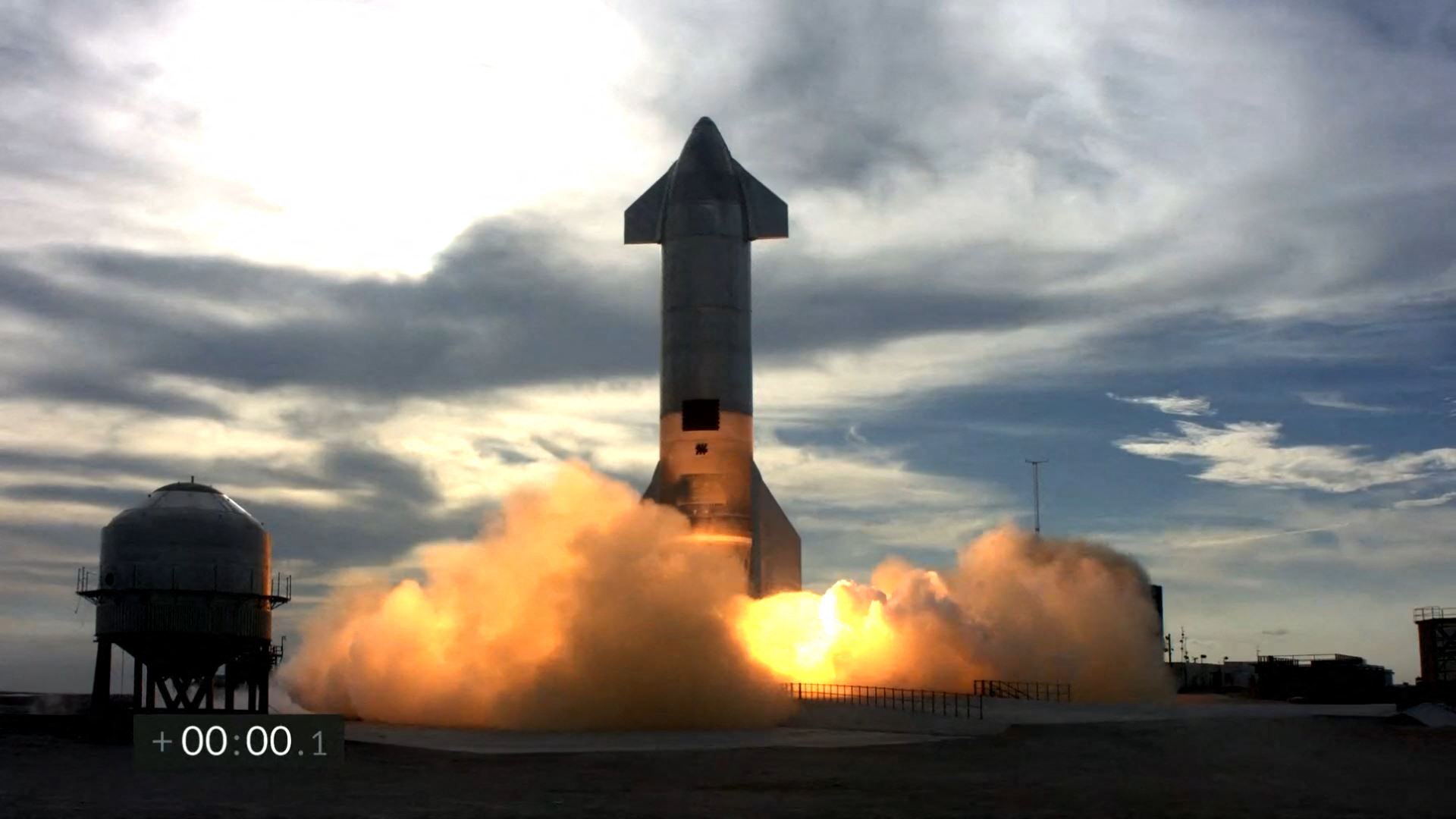 Foguetão protótipo da SpaceX explode depois de aterrar no Texas
