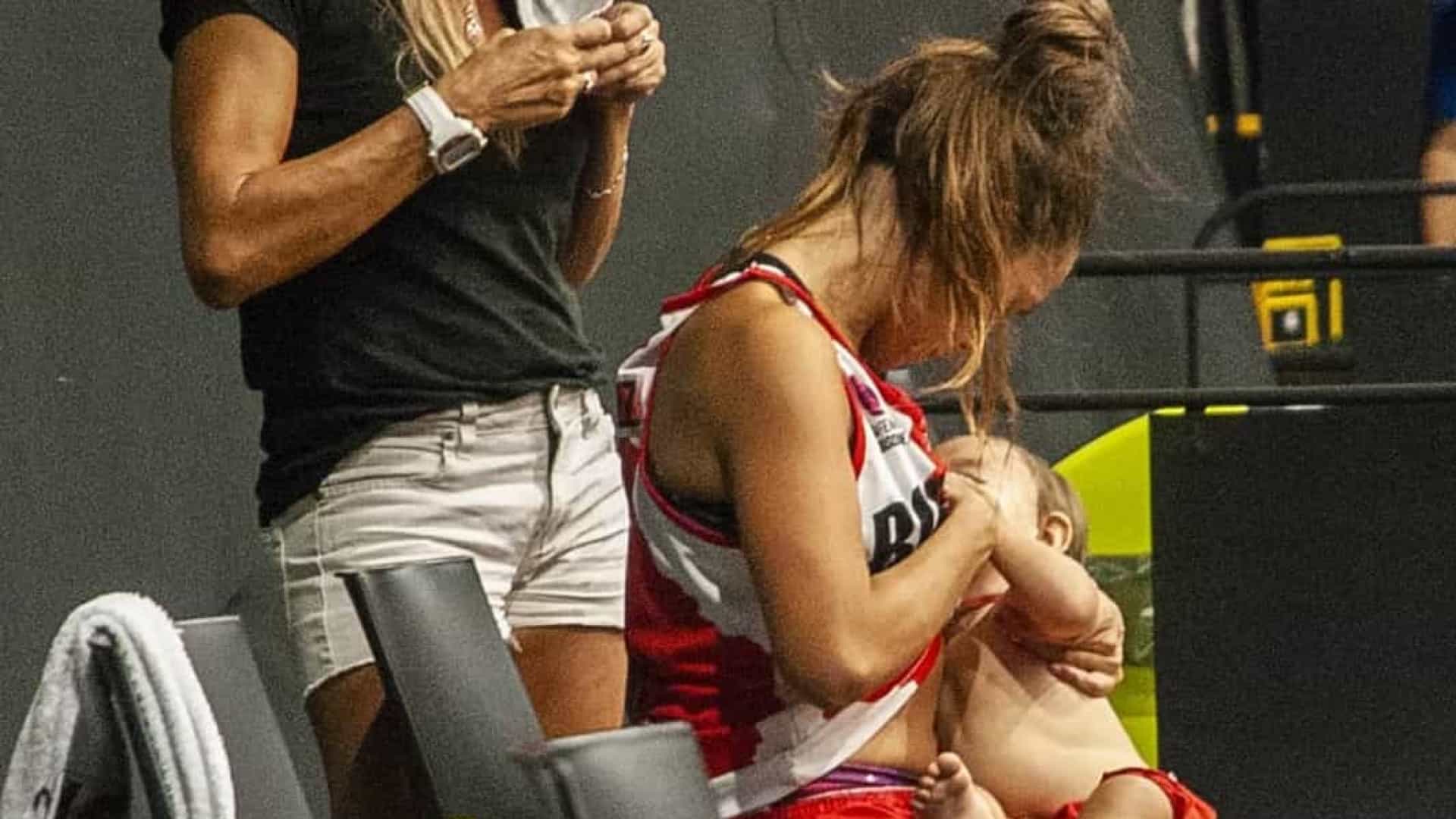 Basquetebolista aproveitou pausa no jogo para amamentar a filha bebé e a imagem tornou-se viral