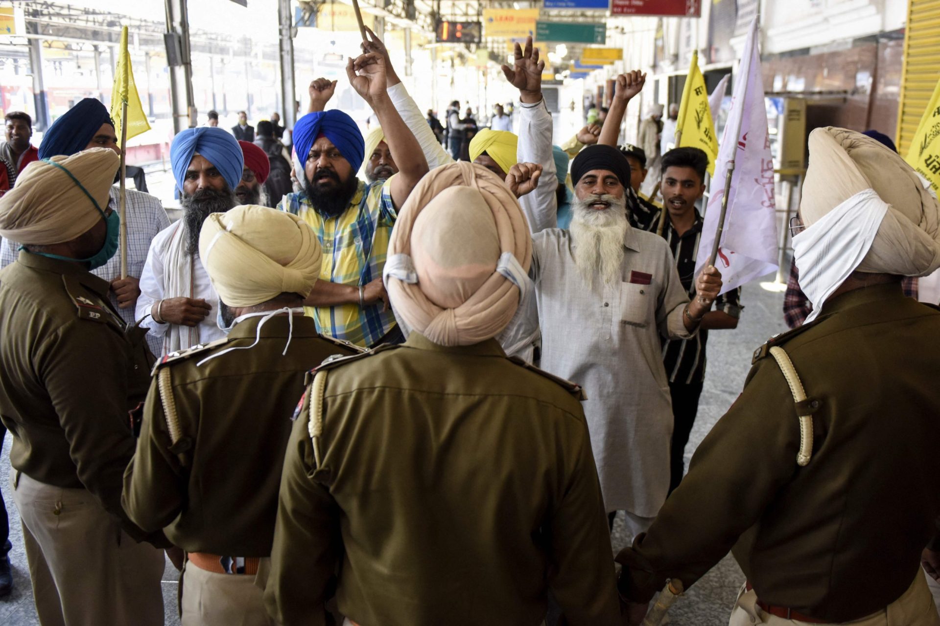 Agricultores indianos bloqueiam via rápida fora de Nova Deli como protesto