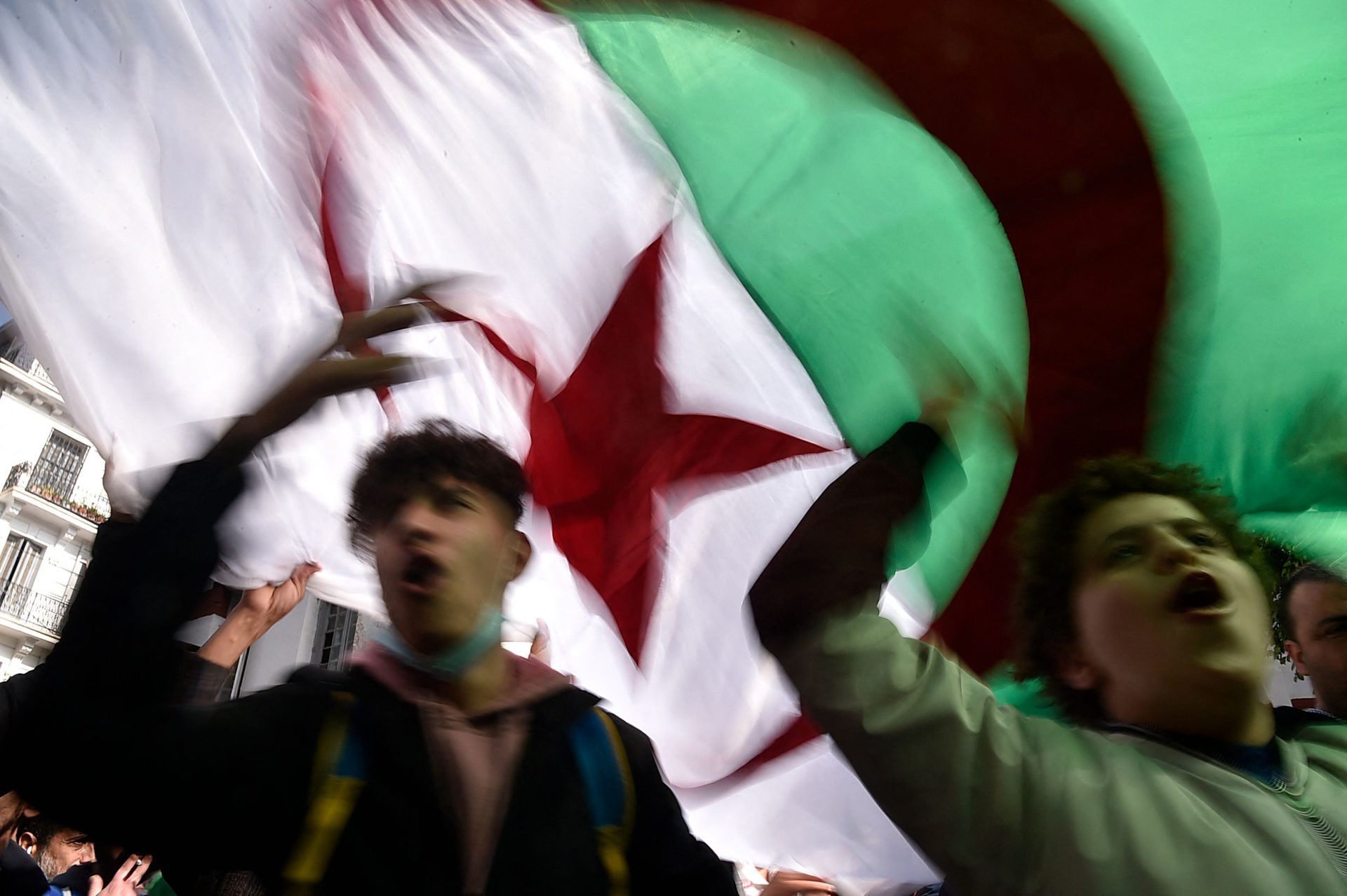 Milhares de Argelinos saem à rua para protestar o sistema político