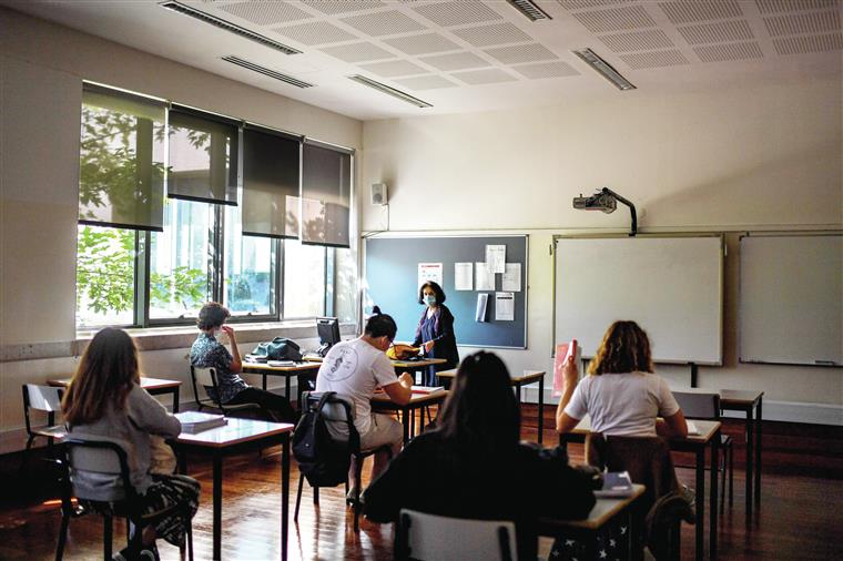 Todos os professores, funcionários e alunos do secundário vão ser testados