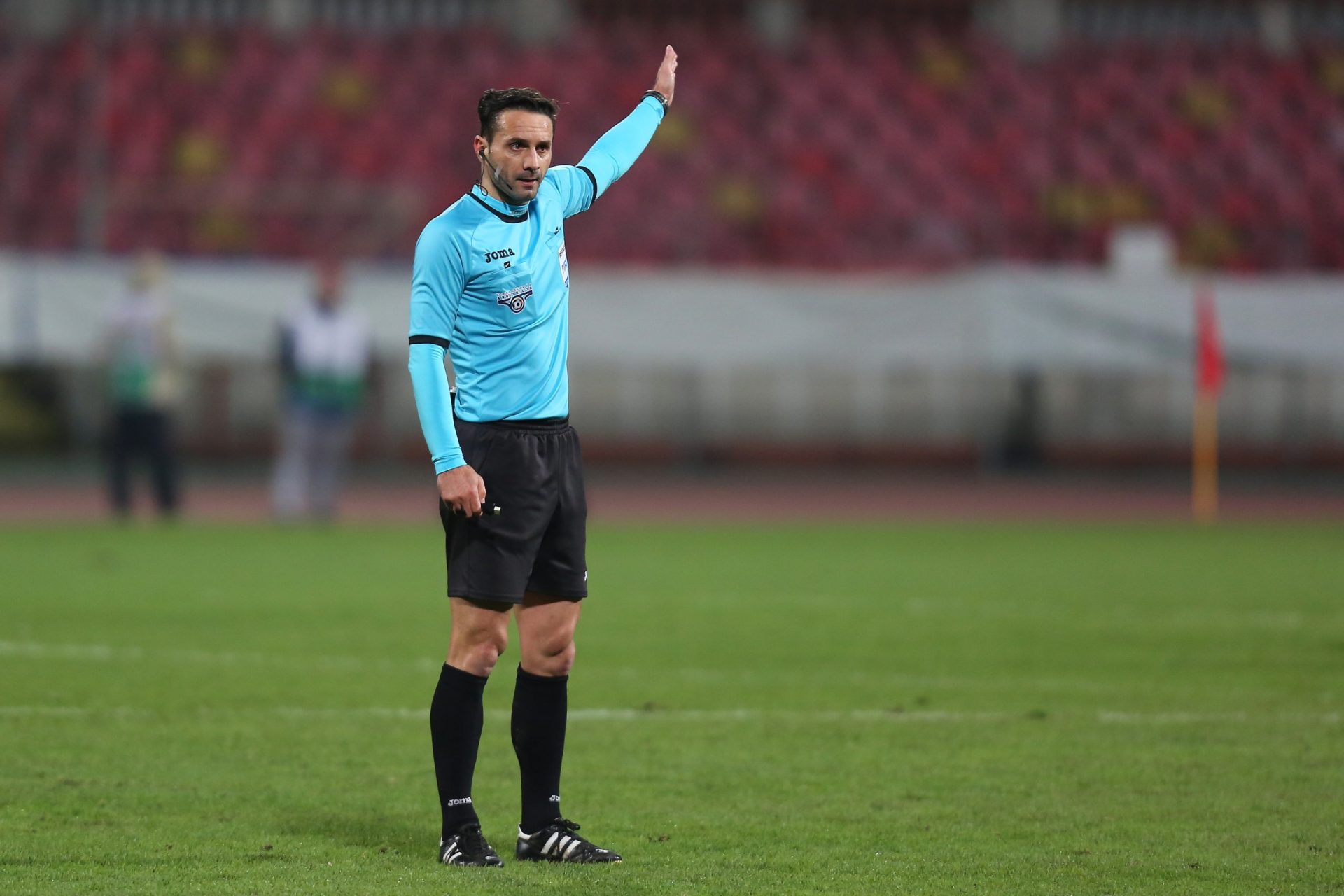 UEFA suspende árbitro do jogo PSG-Basaksehir, acusado de alegado insulto racista