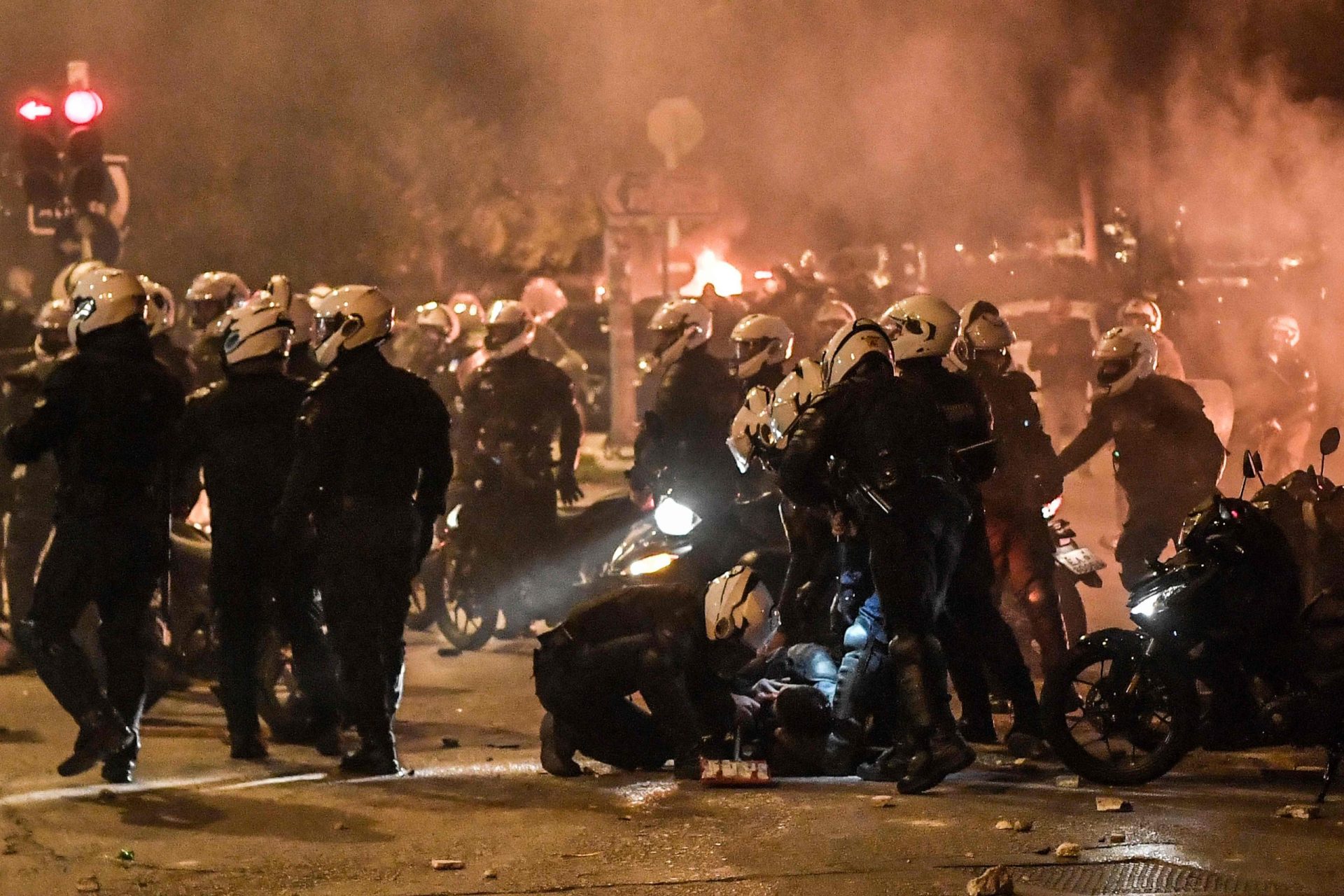 Milhares de pessoas na Grécia manifestam-se contra “abusos policiais”