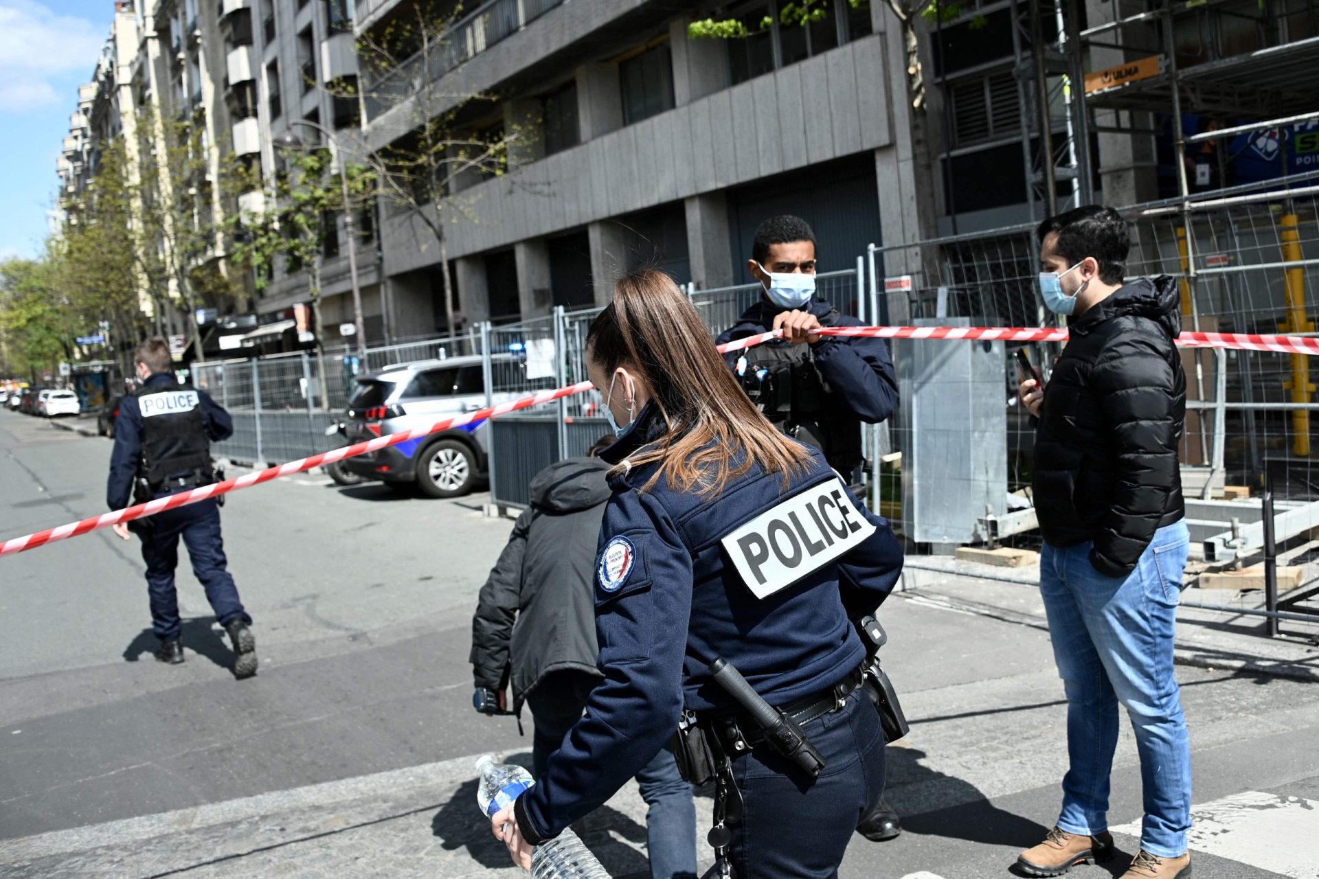 Um morto e um ferido a tiro à porta de hospital em Paris