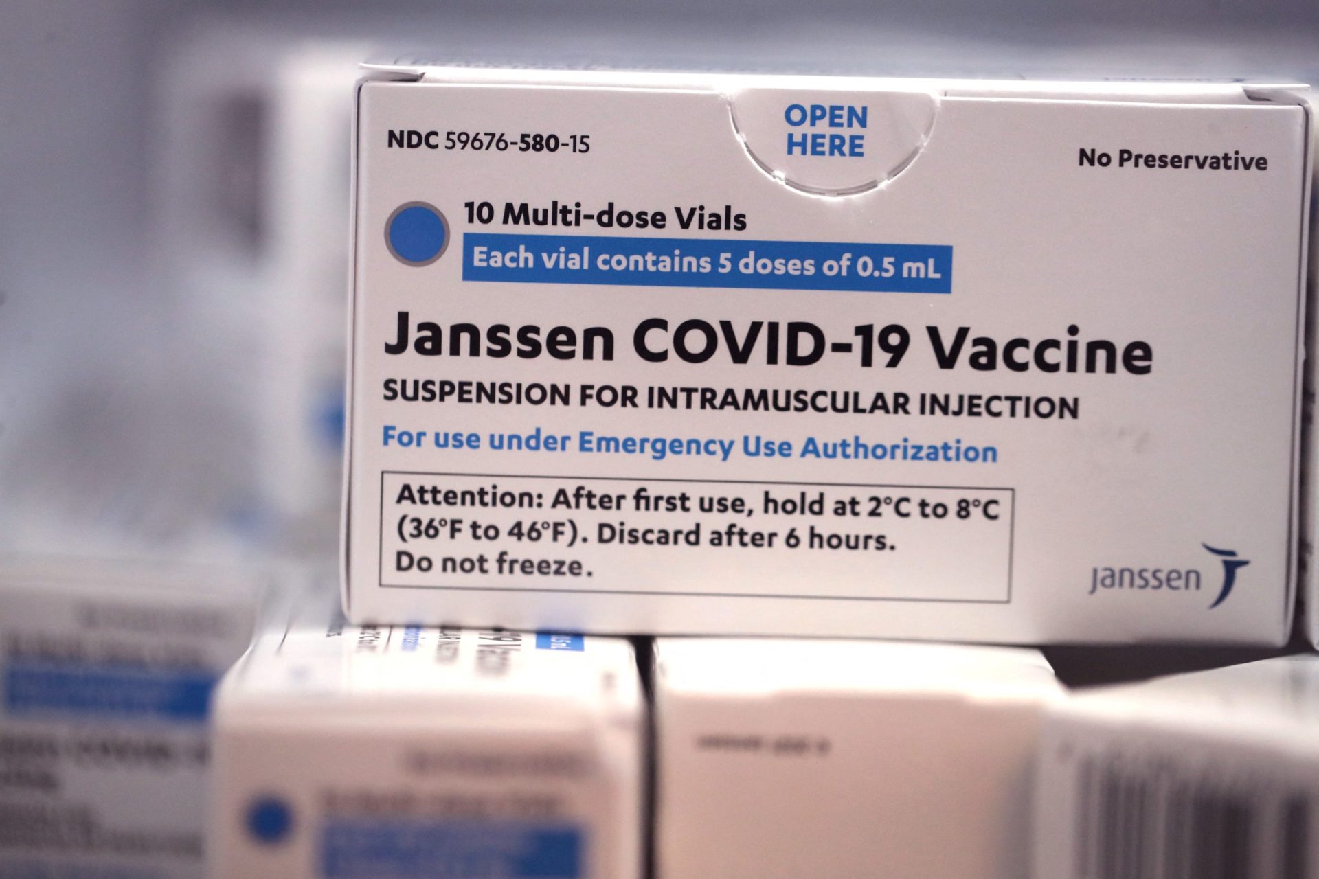EUA pedem suspensão da vacina da Johnson & Johnson após registo de coágulos sanguíneos