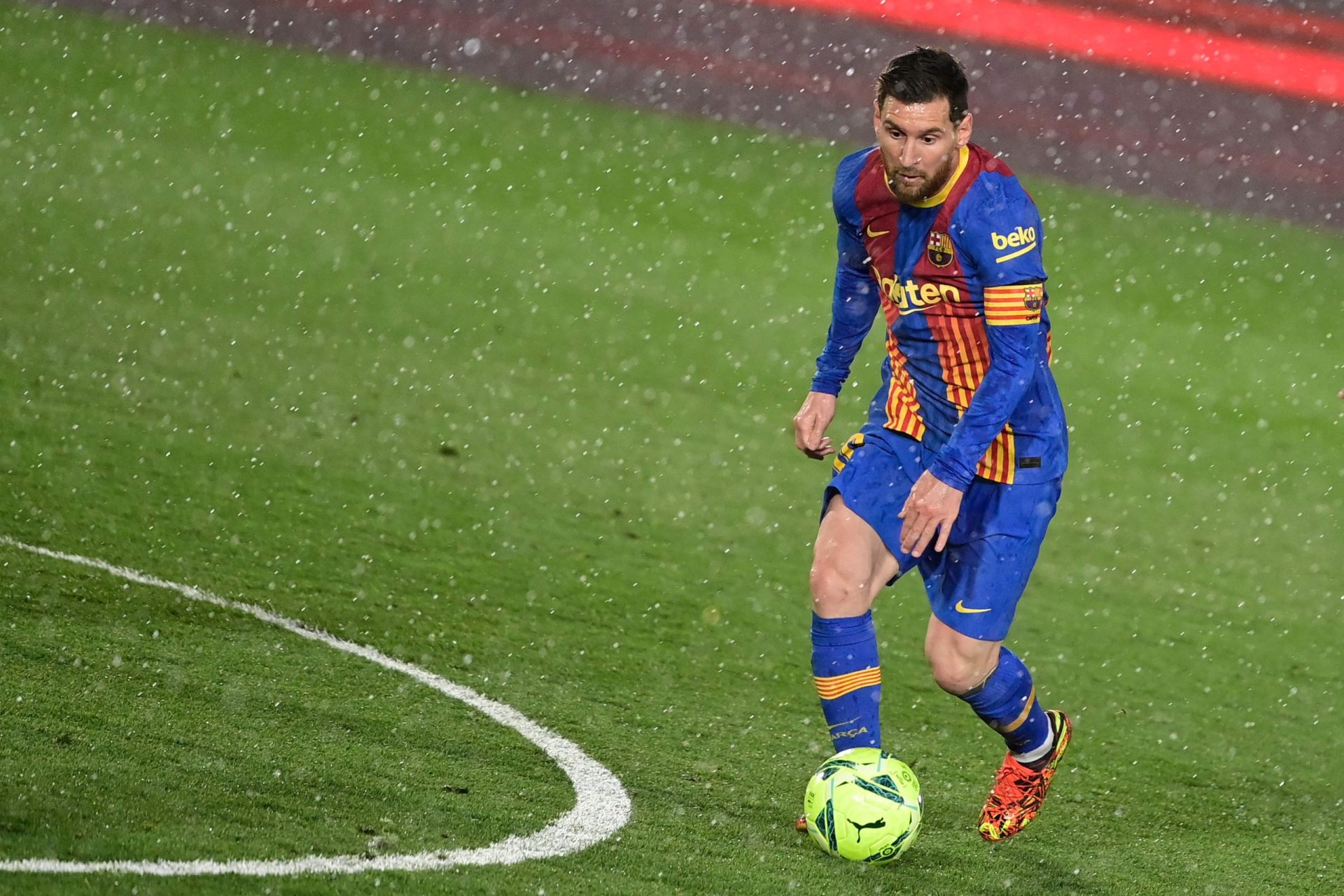 Chuteiras de Messi vão ser leiloadas para hospital de Barcelona