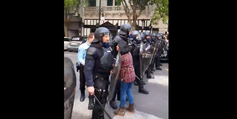Vídeo mostra polícia de intervenção a usar força contra apoiantes de juiz anti-confinamento
