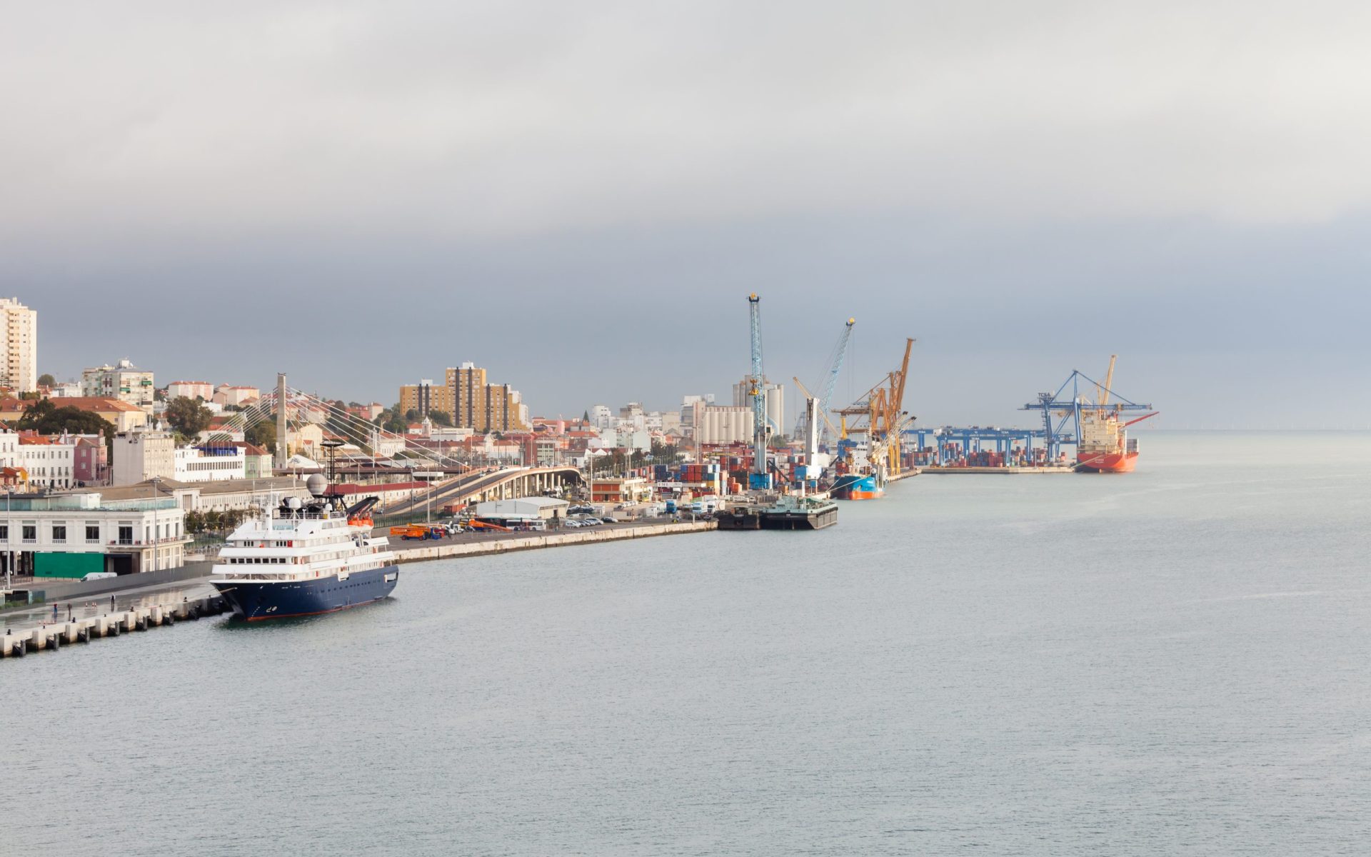 Três migrantes clandestinos encontrados a bordo de cargueiro no porto de Lisboa