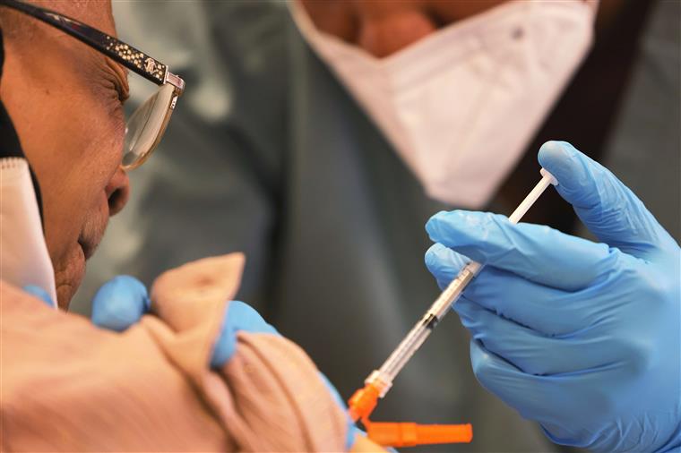 Quase dois milhões de portugueses já receberam a primeira dose de uma das vacinas contra a covid-19