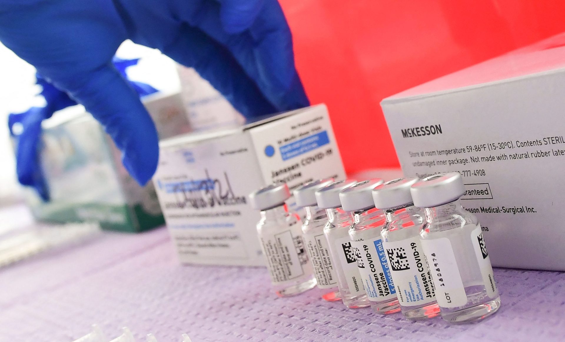 EMA diz que está nas mãos dos países da UE decidir sobre a administração da vacina Janssen