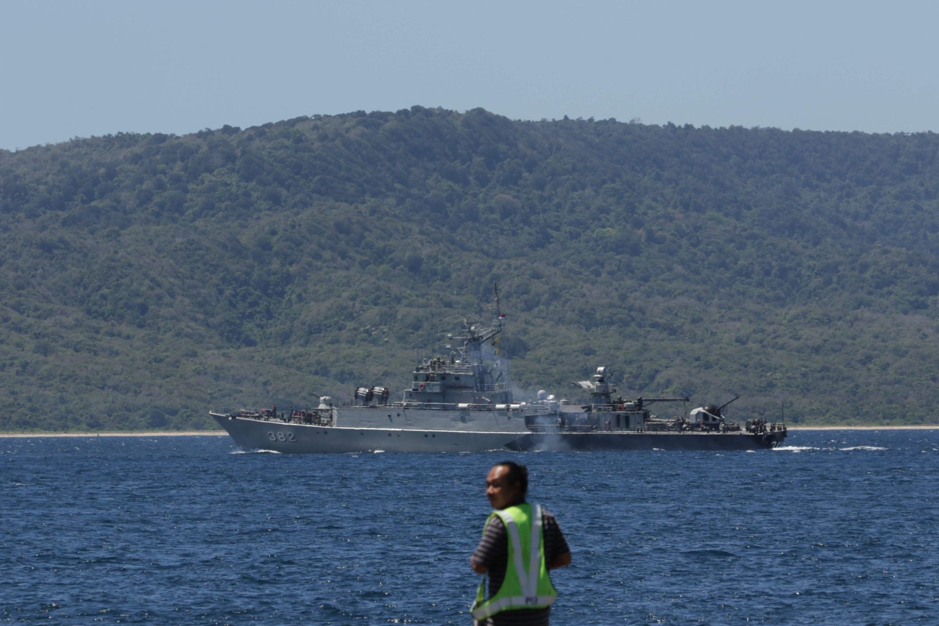 Marinha da Indonésia continua à procura do submarino a menos de 24 horas de ficar sem oxigénio