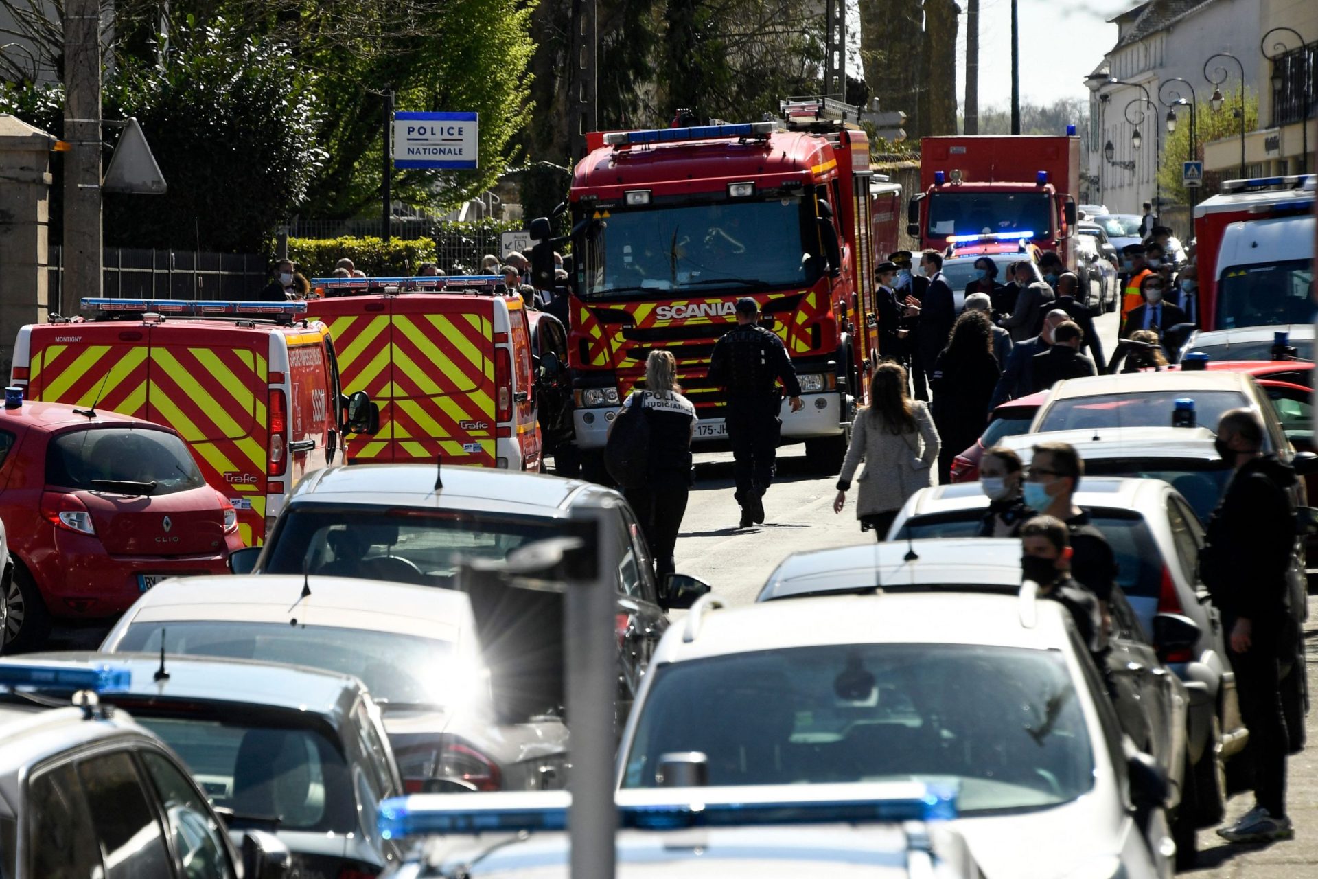 Agente da polícia morre esfaqueada dentro de esquadra em França