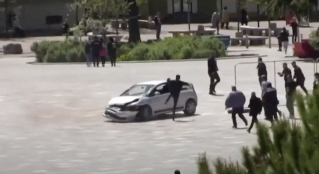 Homem salta contra carro em movimento e impede condutor de atropelar multidão | Vídeo