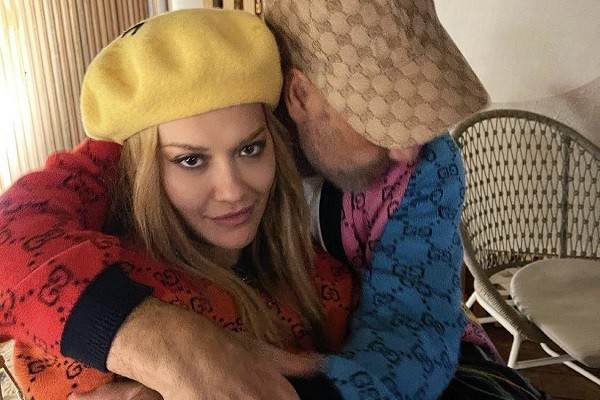 Rita Ora e realizador de &#8216;Thor&#8217; posam juntos em fotografia e fãs acreditam num possível namoro