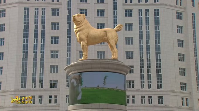 Depois de erguer estátua de ouro, líder do Turquemenistão cria feriado para raça de cães nacional