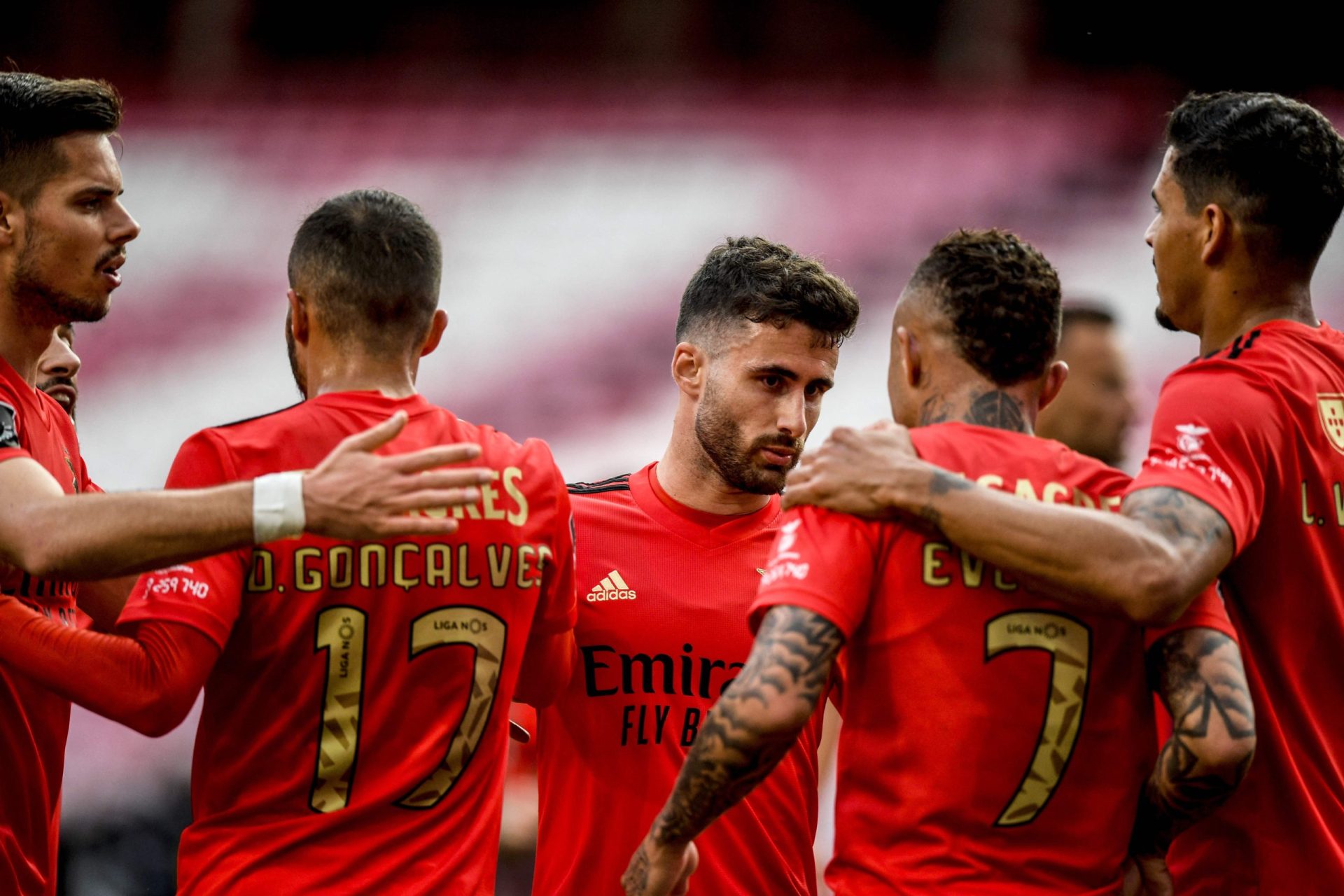 Benfica vence Santa Clara por 2-1