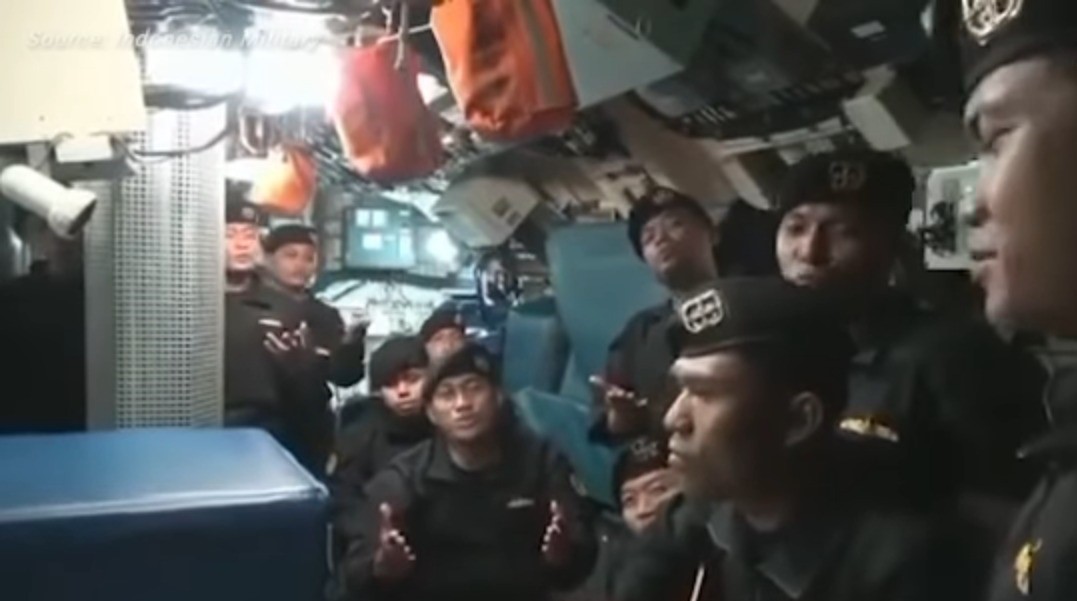 Vídeo mostra tripulação de submarino naufragado a cantar música de despedida