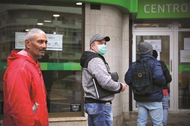 Taxa de desemprego recua em março