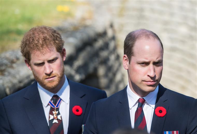 Harry deu anel de noivado de Diana a William para que este o oferecesse a Kate Middleton